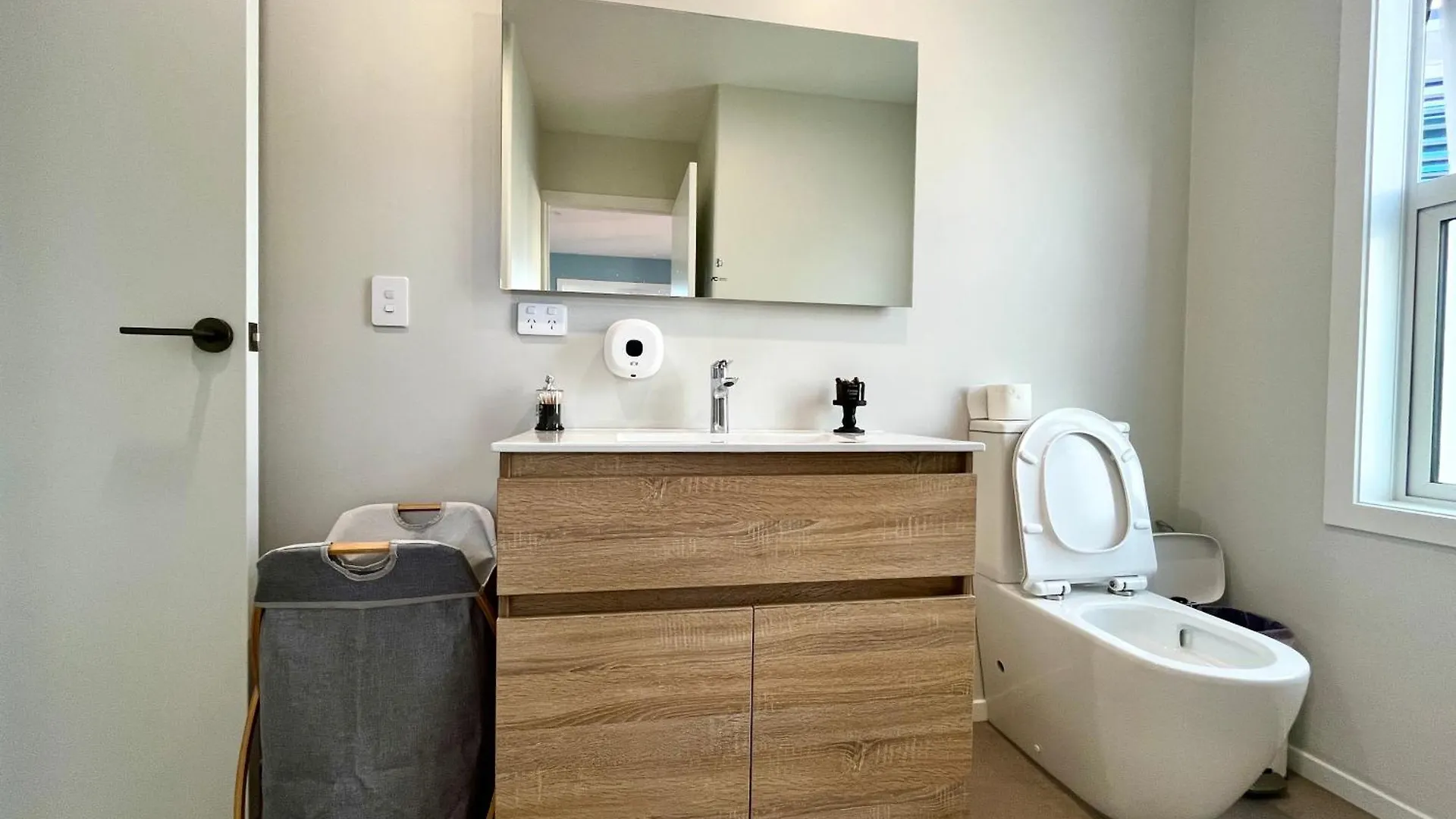 Brand New Lakeside Cozy Hoiho King Taupo