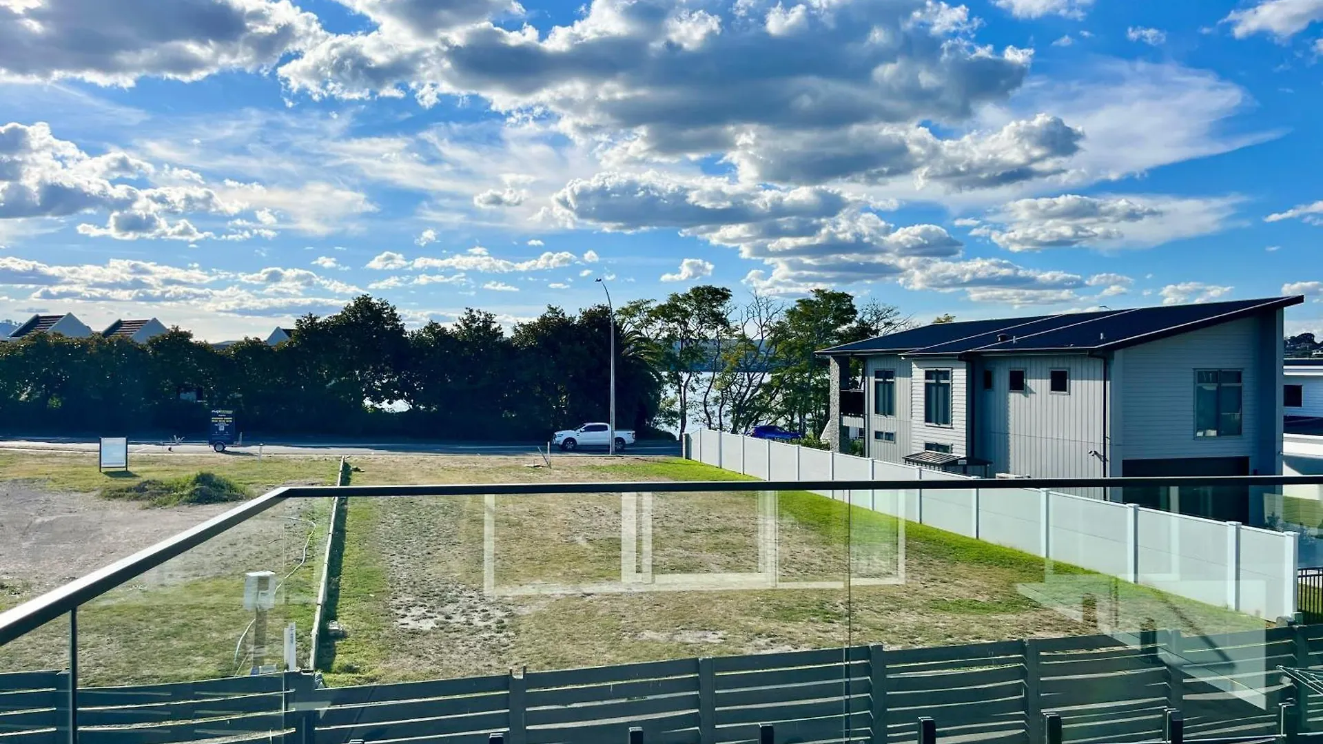 Brand New Lakeside Cozy Hoiho King Taupo Guest house