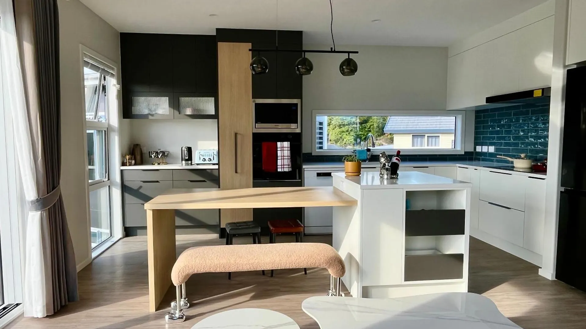 Brand New Lakeside Cozy Hoiho King Taupo Guest house