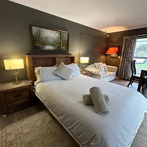Lakeview Hideaway Apartment